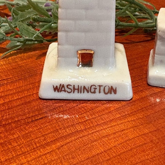 vintage salt & pepper shaker set Washington Monument and U.S. Capital porcelain - Picture 2 of 11